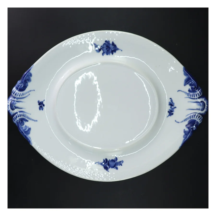 Porcelænsfad med blå blomst fra Royal Copenhagen (str. 46x28,5 cm)