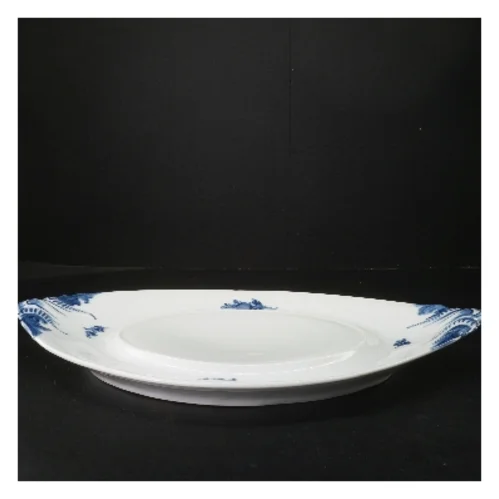 Porcelænsfad med blå blomst fra Royal Copenhagen (str. 46x28,5 cm)