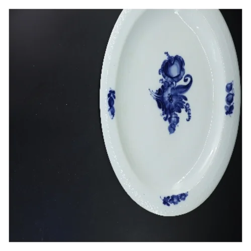 Porcelænsfad med blå blomst fra Royal Copenhagen (str. 42x34 cm)