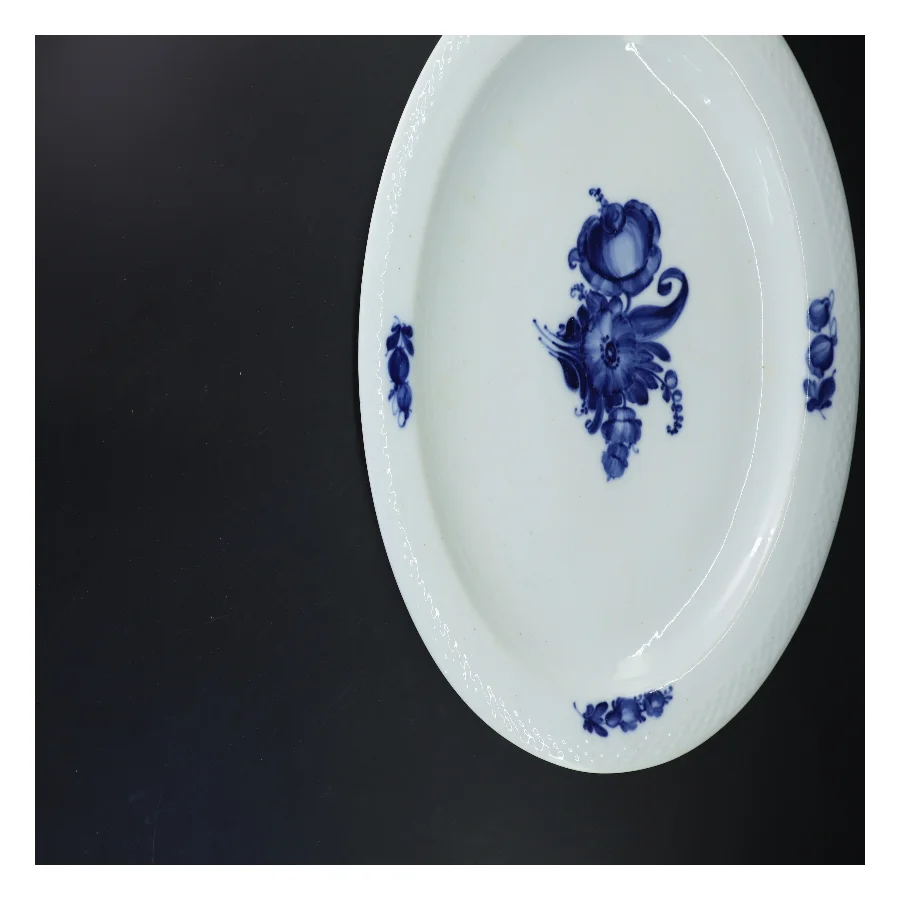 Porcelænsfad med blå blomst fra Royal Copenhagen (str. 42x34 cm)