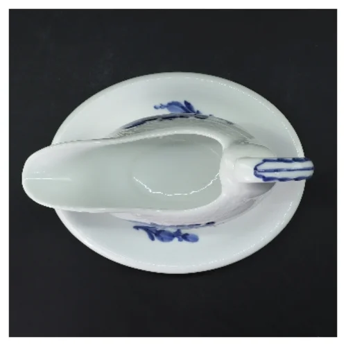 Hvid porcelæn sovsekande med blåt blomst fra Royal Copenhagen (str. 21 cm)