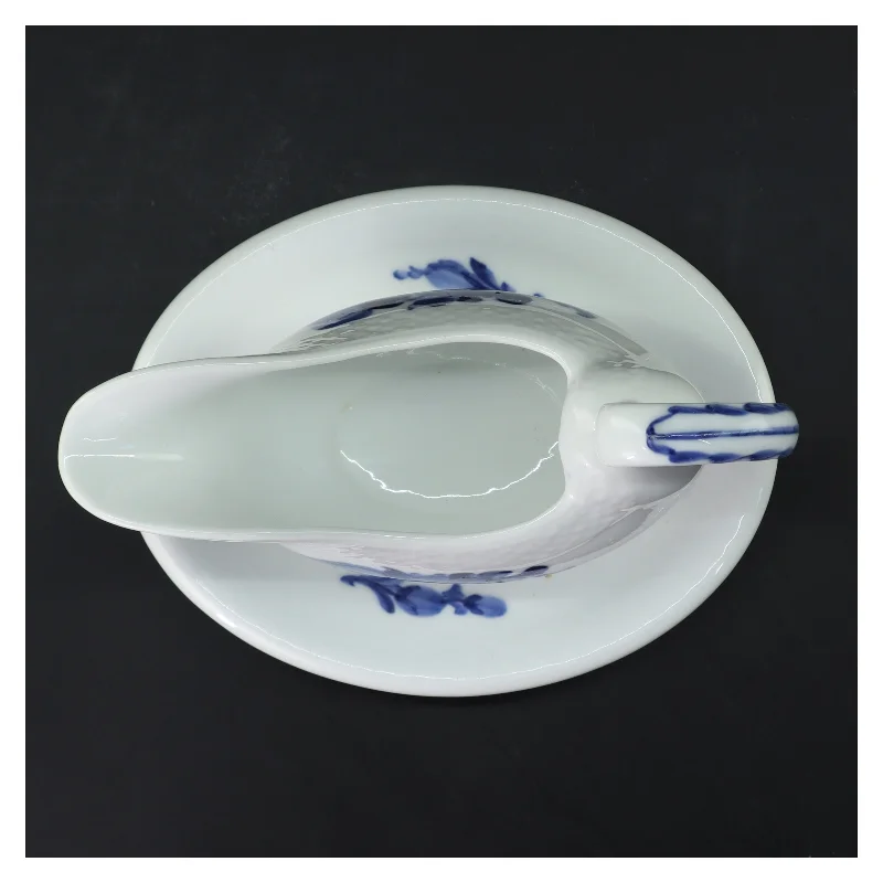 Hvid porcelæn sovsekande med blåt blomst fra Royal Copenhagen (str. 21 cm)