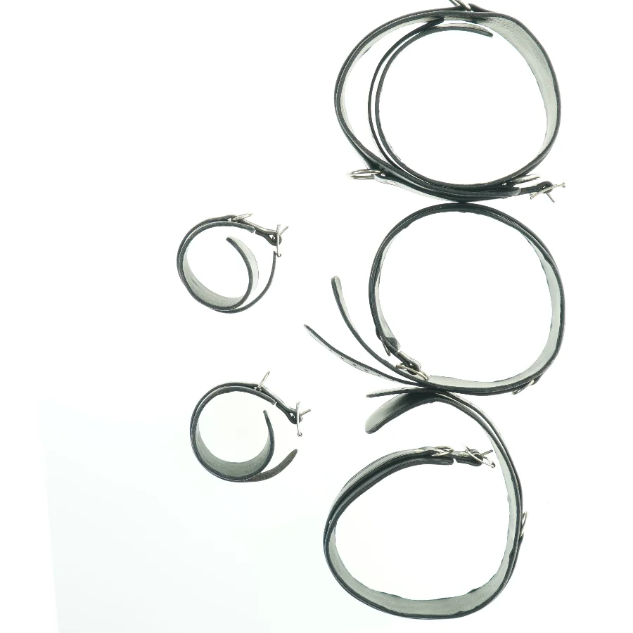 Sæt af sorte læder bælter (str. 24x2,62x2,87 cm)