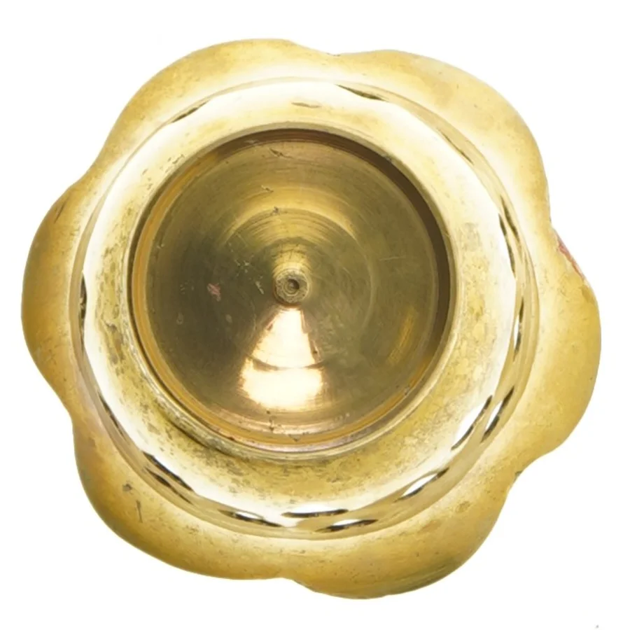 Guldfarvet lysestage med hjerteudskæringer (str. Ø 8,5x7 cm)