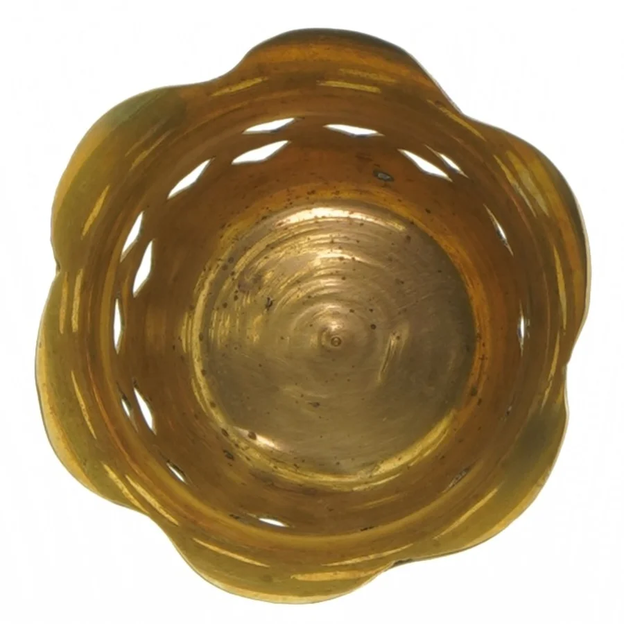 Guldfarvet lysestage med hjerteudskæringer (str. Ø 8,5x7 cm)