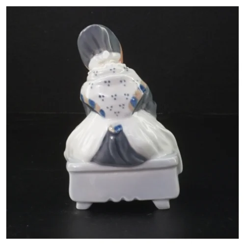 Porcelænsfigur af kvinde, Royal Copenhagen fra Royal Copenhagen (str. H. 14 cm)