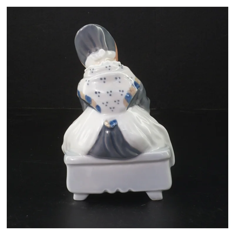 Porcelænsfigur af kvinde, Royal Copenhagen fra Royal Copenhagen (str. H. 14 cm)