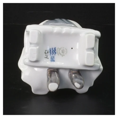 Porcelænsfigur af kvinde, Royal Copenhagen fra Royal Copenhagen (str. H. 14 cm)