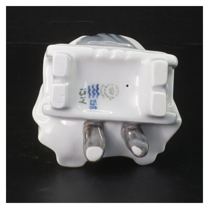 Porcelænsfigur af kvinde, Royal Copenhagen fra Royal Copenhagen (str. H. 14 cm)