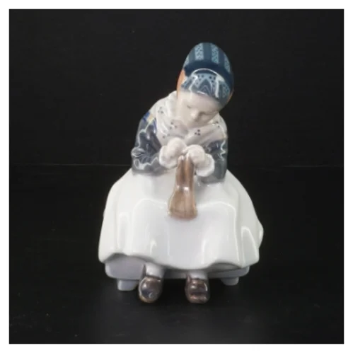 Porcelænsfigur af kvinde, Royal Copenhagen fra Royal Copenhagen (str. H. 14 cm)