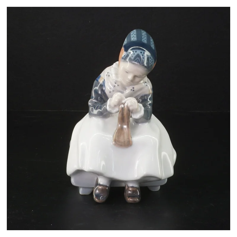 Porcelænsfigur af kvinde, Royal Copenhagen fra Royal Copenhagen (str. H. 14 cm)