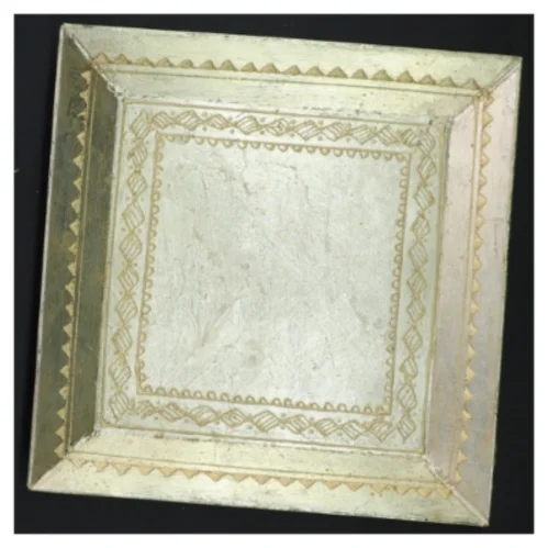 Lille ornamenteret bakke med fødder (str. 19x19x3 cm)