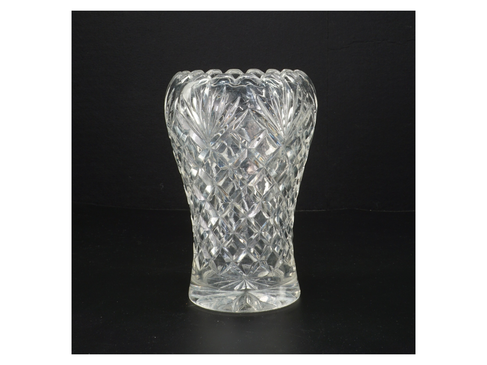 Glasvase med dekoration (str. 18 cm)