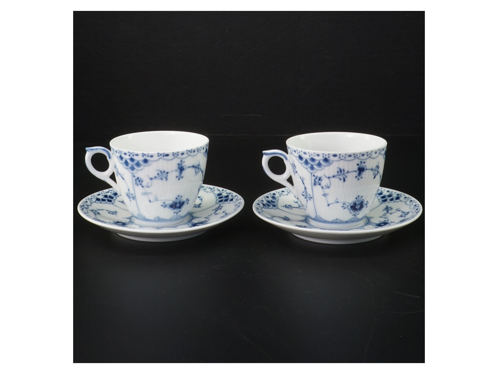 Sæt med porcelænskopper og underkopper, musselmalede, fra Royal Copenhagen (str. Ø 13,5 cm)
