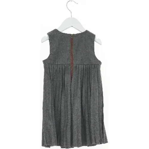 Grå børnekjole med broche (str. 98)