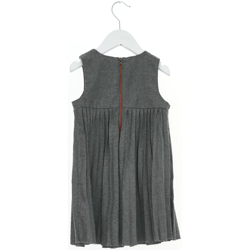 Grå børnekjole med broche (str. 98)