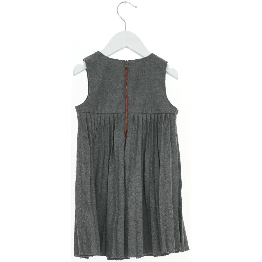 Grå børnekjole med broche (str. 98)