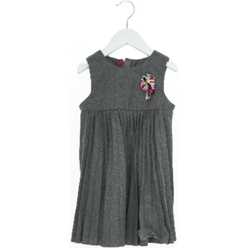 Grå børnekjole med broche (str. 98)