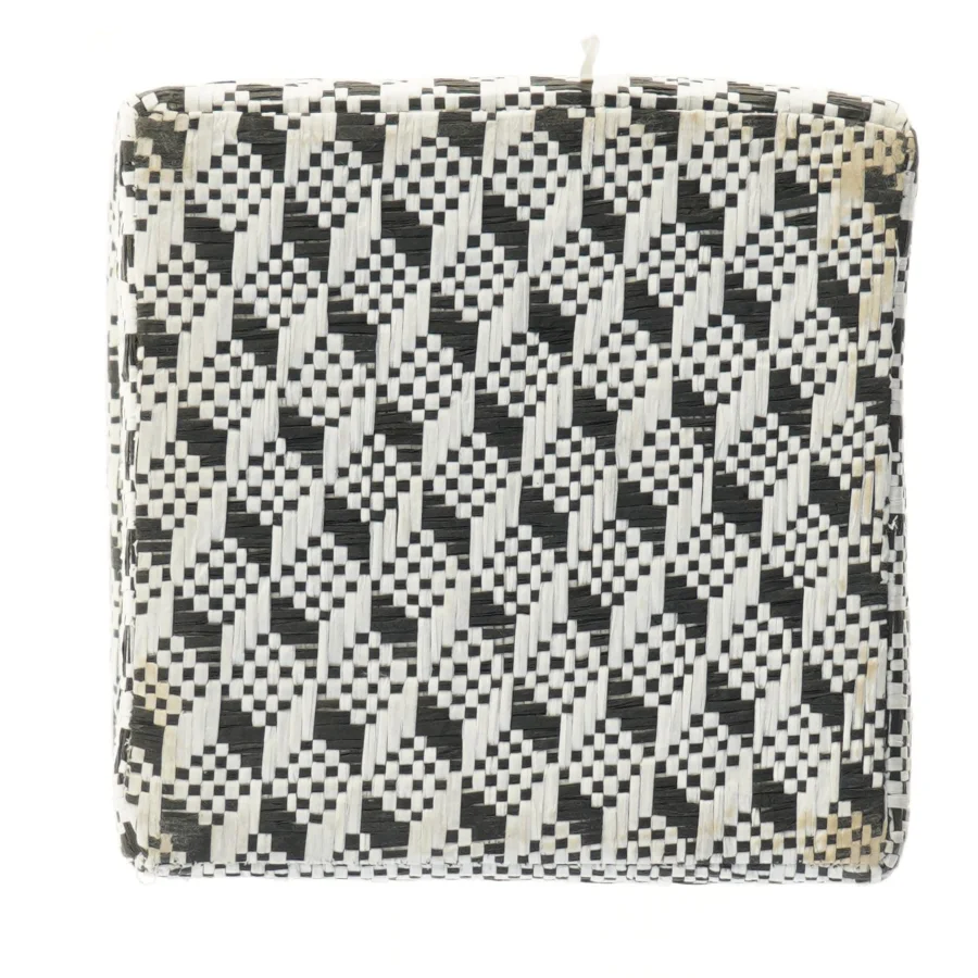 Flettet opbevaringskasse med låg (str. 20x20 cm)