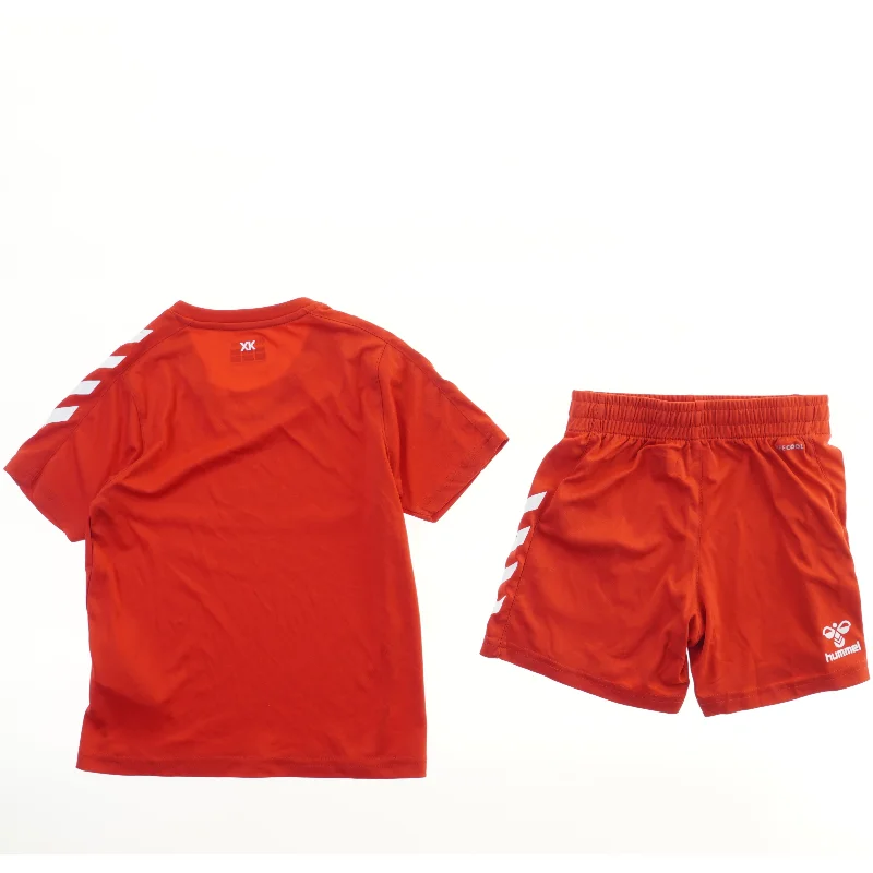 Rød fodboldsæt - sportsdragt og shorts fra Hummel (str. 128)