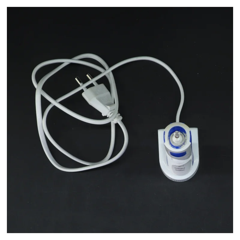 Elektrisk tandbørste med oplader fra Oral-b (str. 19,5 cm)