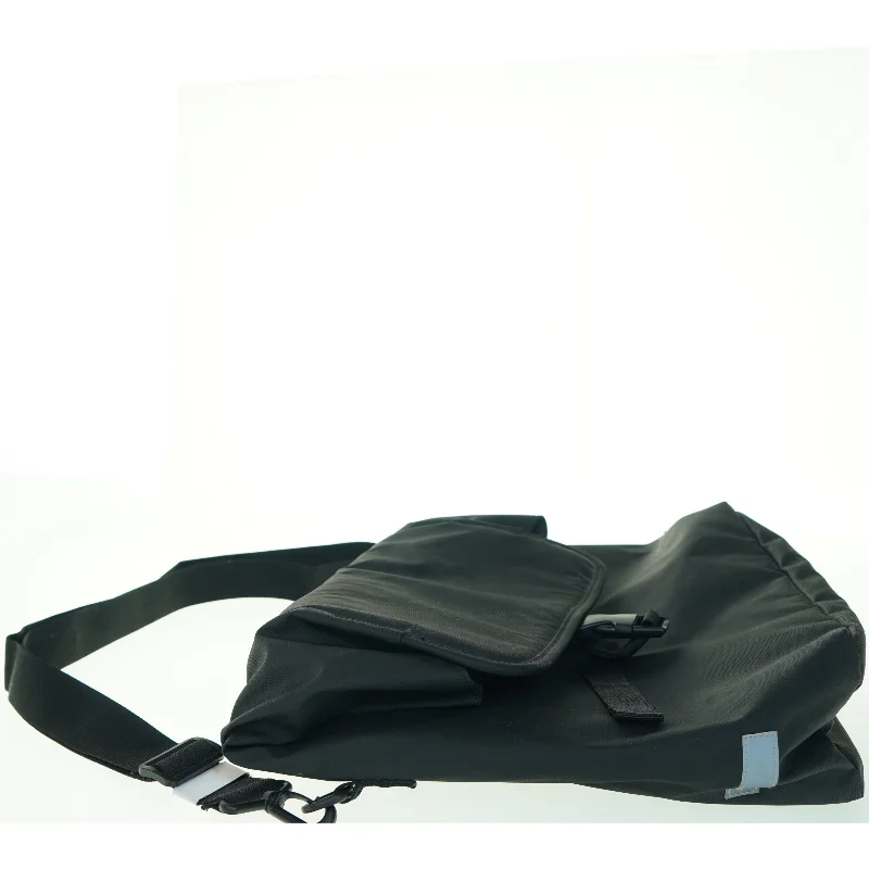 Skuldertaske i sort (str. 36 x 42 cm)