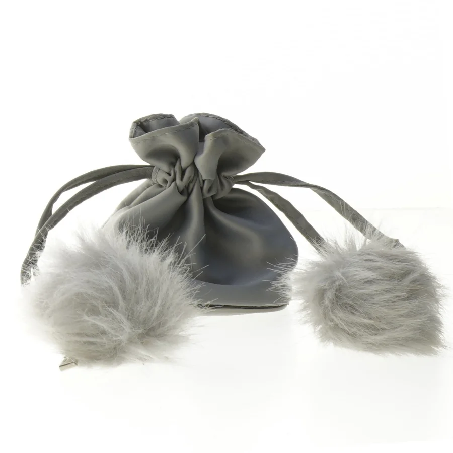 Grå pose med pom-poms (str. Ø 10 cm)