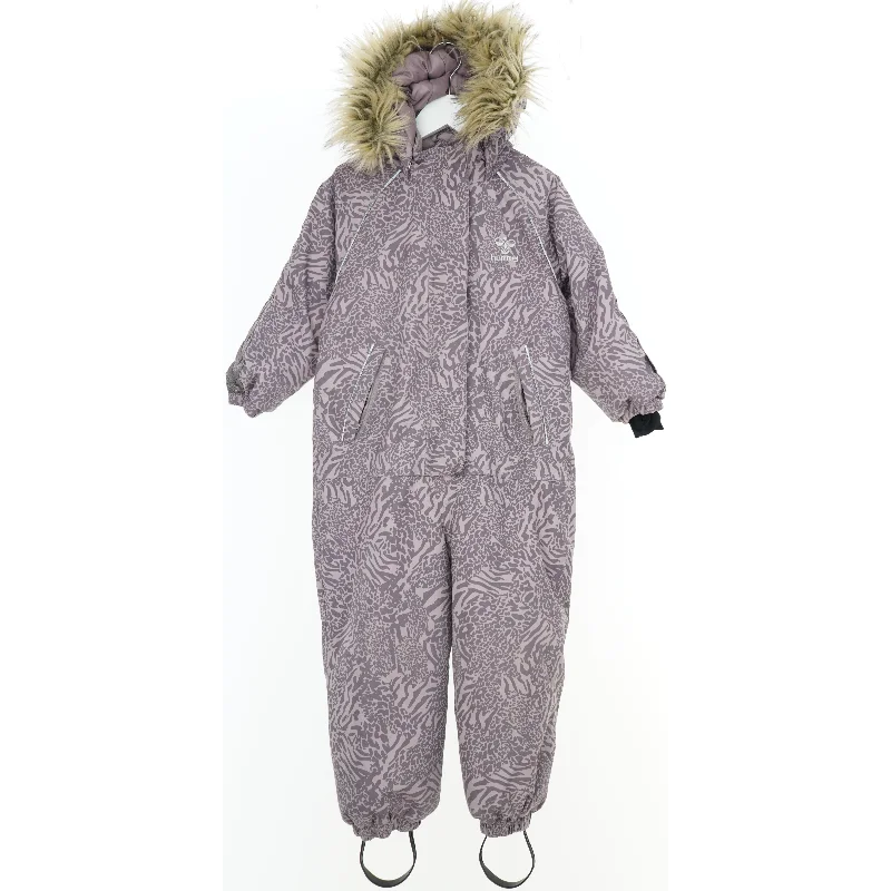 Flyverdragt med hætte fra Hummel (str. 104)