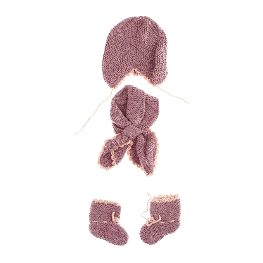 Strikket sæt med hue, halstørklæde og strømper fra Ukendt