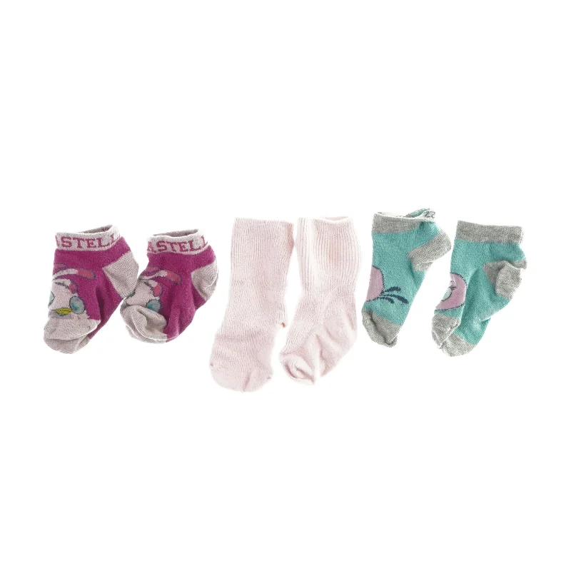 Babystrømper med forskelligt print fra Ukendt (str. ca. 17)