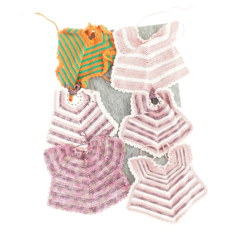 Strikkede hagesmækker fra Ukendt