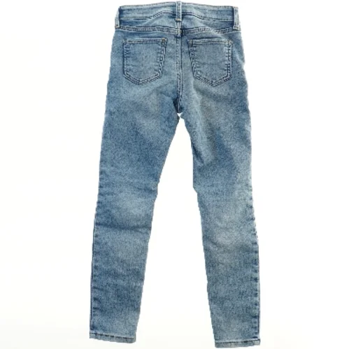 Jeans i lyseblå denim fra H&M (str. 122)