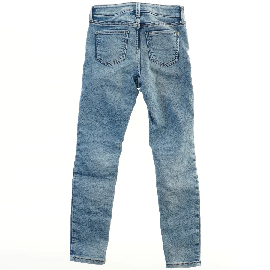 Jeans i lyseblå denim fra H&M (str. 122)