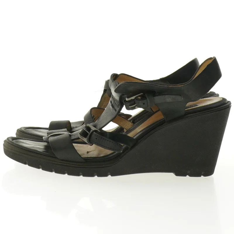 Sorte sandaler med kilehæl fra Ecco (str. 36)