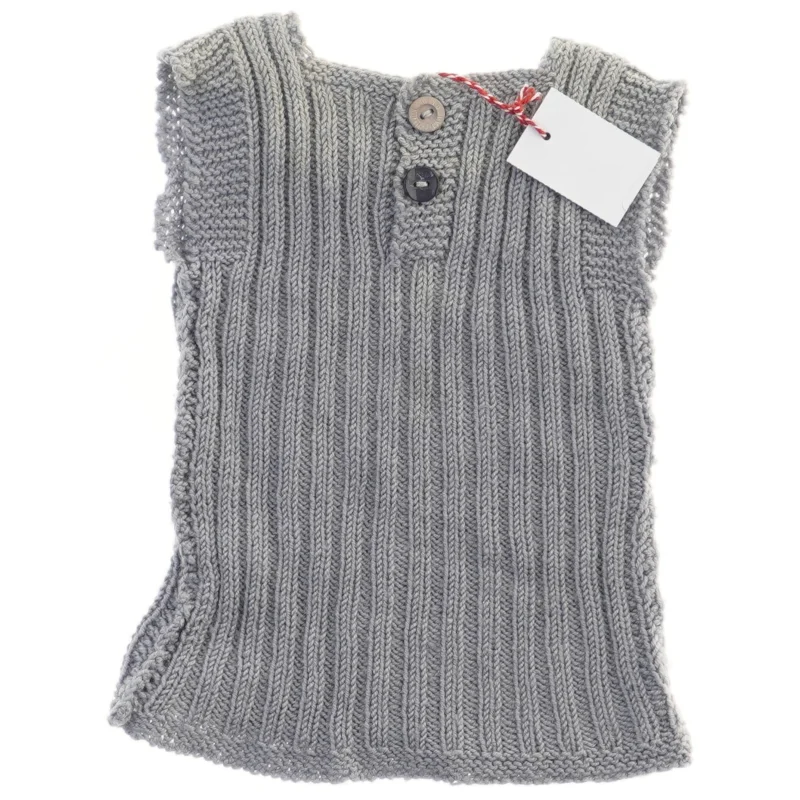 Strikket vest med knapper (str.  17x27 cm)