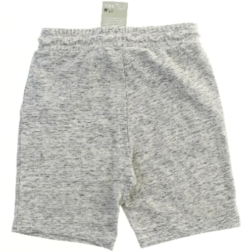 Grå shorts fra H&M (str. 158)