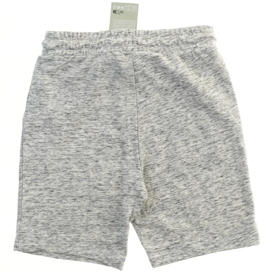 Grå shorts fra H&M (str. 158)