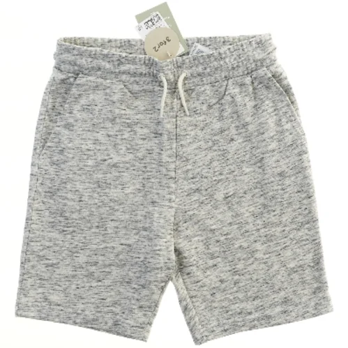 Grå shorts fra H&M (str. 158)