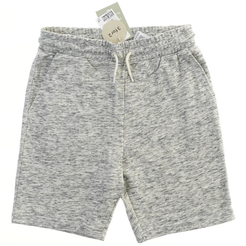 Grå shorts fra H&M (str. 158)