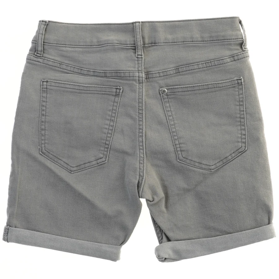 Grå shorts fra H&M (str. 140)