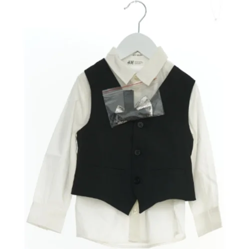 Børne skjorte med vest og butterfly fra H&M (str. 104)