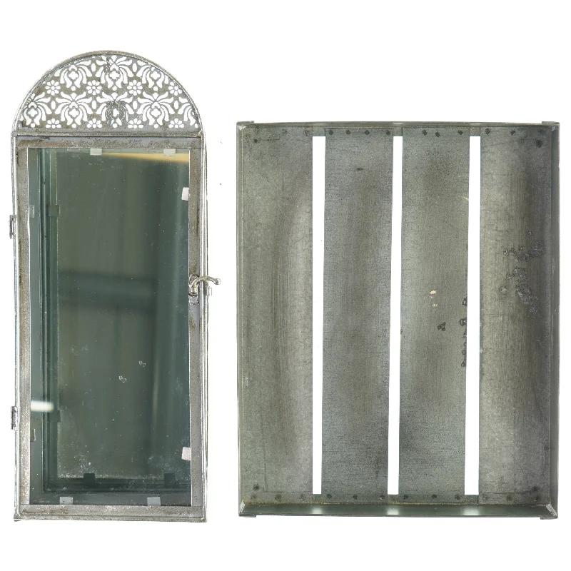 Dekorativt lille skab med glaslåge samt bakke (fra H&M) (str. 37 x 16 og 31 x 26cm)