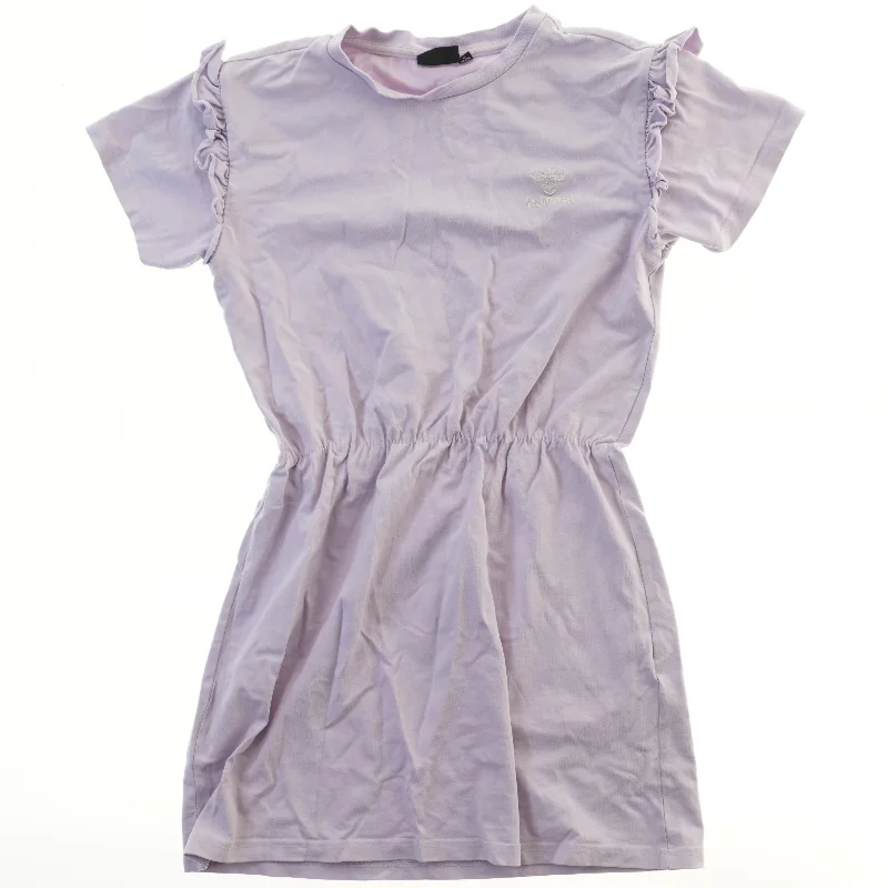 Kjole med korte ærmer og rynkedetaljer fra Hummel (str. 140)