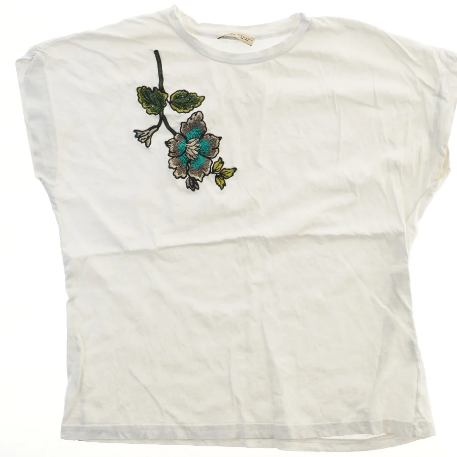 Hvid T-shirt med blomsterbroderi fra Zara (str. M)