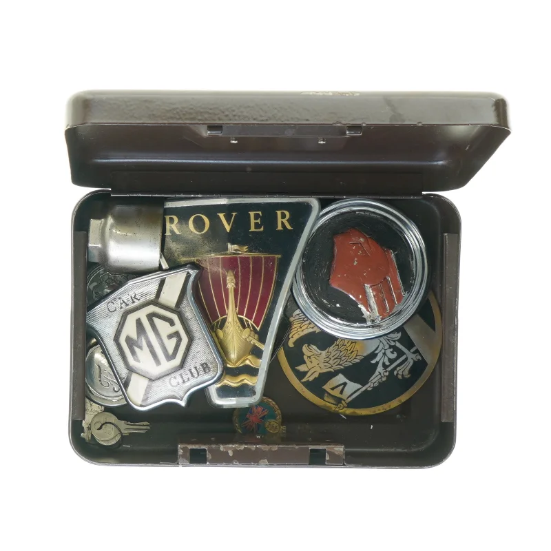 Pengekasse fyldt med gamle bilmærker (str. 25 x 17 cm)