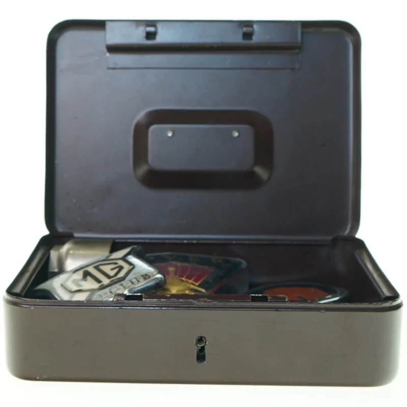 Pengekasse fyldt med gamle bilmærker (str. 25 x 17 cm)