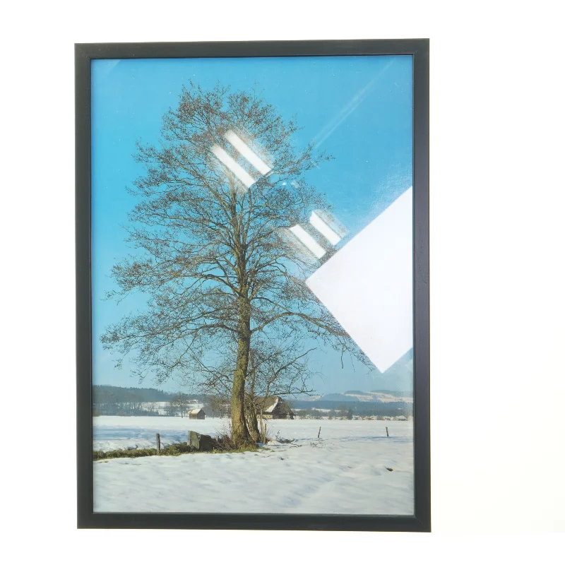 Sort billedramme med landskabsmotiv (str. 30x42 cm)