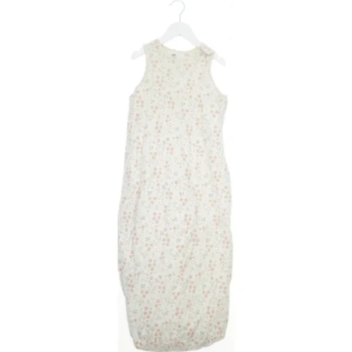 Sovepose med blomsterprint fra H&M (str. 86)