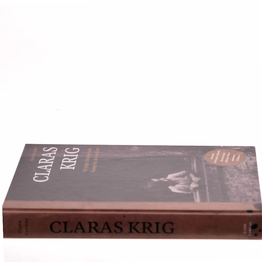 Claras krig : en piges dramatiske kamp for at overleve af Clara Kramer (Bog)