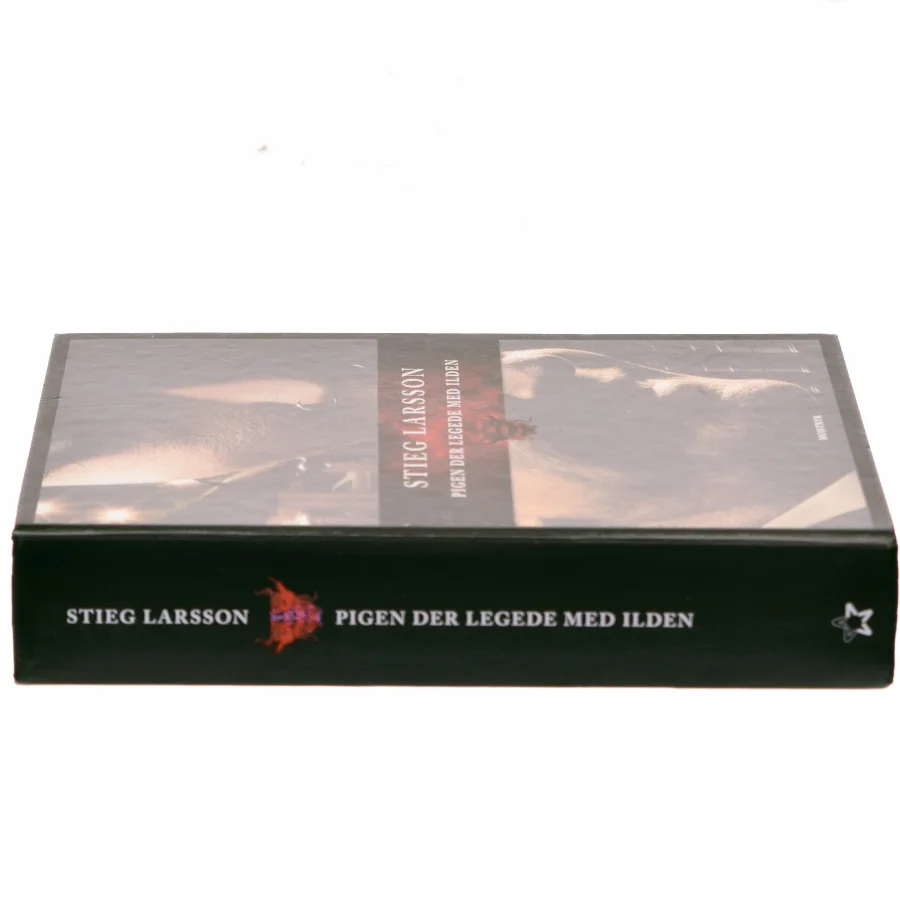 Pigen der legede med ilden. 2 af Stieg Larsson (Bog)